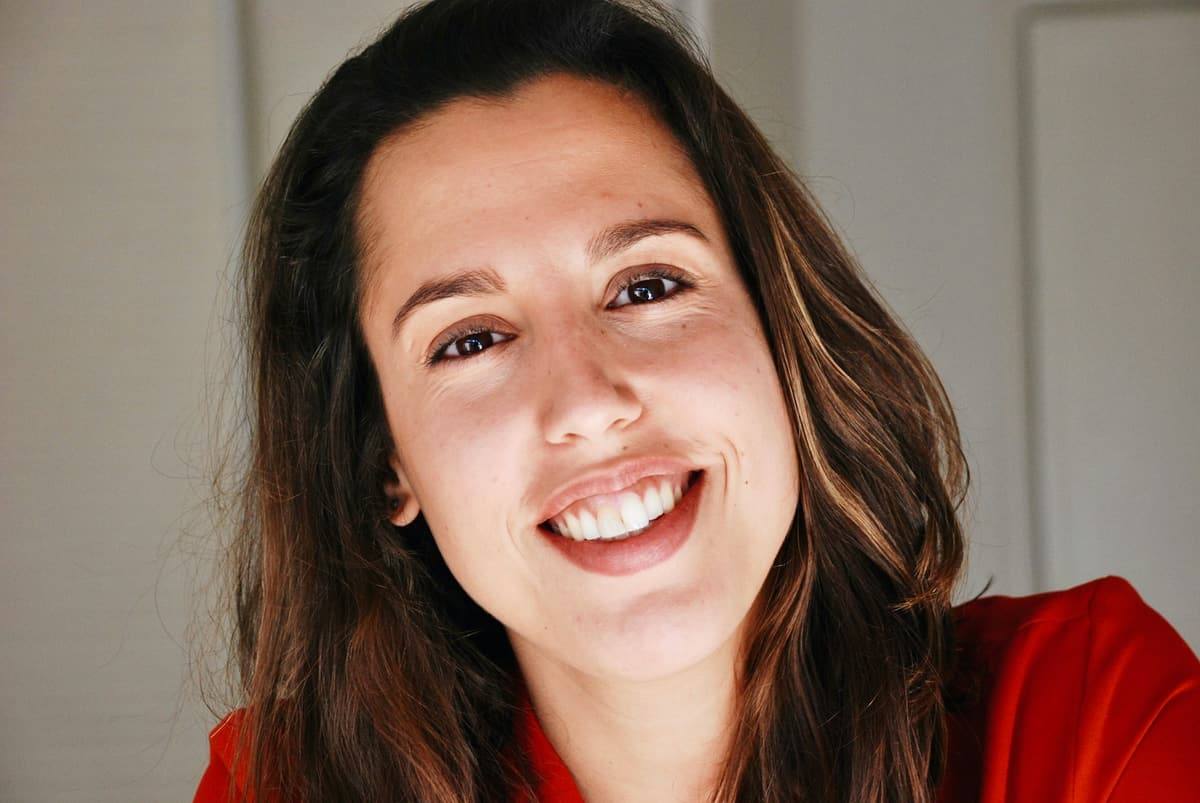 Mujer sonriendo con dientes blancos y parejos